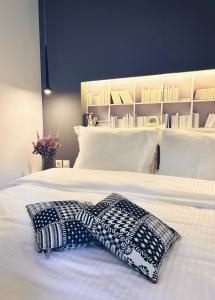เตียงในห้องที่ Piteoussa Plus Hydra +23 ภาพ