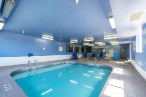 a large swimming pool in a large room at Days Inn by Wyndham Sioux City in Sioux City