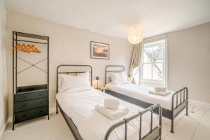 two twin beds in a room with a window at Forge End Cottage Middleham in Middleham