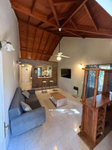 a living room with a blue couch and a wooden ceiling at Casa Guemes in Merlo
