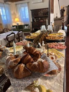 a buffet of breads and pastries on a table at Villa Amore Tuscany in Capannori +25 photos