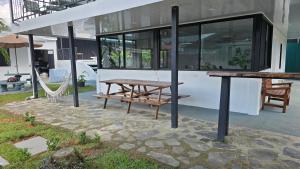 a picnic table and a bench in front of a building at Mango Coliving Apartments for Digital Nomads in Uvita
