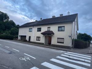 a white building on the side of a street at Ferienwohnung Aiubi in Attnang-Puchheim