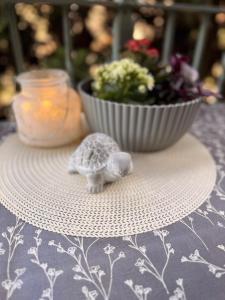 a toy turtle sitting on a table with a bowl of flowers at Ferienwohnung Börnecker Landruhe in Börnecke