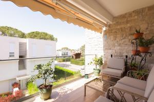 a balcony with a view of the garden at SanPietro Apartments in Draç