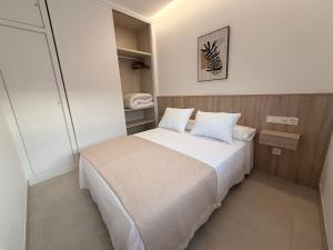 a small bedroom with a bed in a room at El Rincón in Pozoblanco