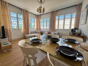 a living room with a dining room table with chairs at L'hirondelle bleue in Tunis