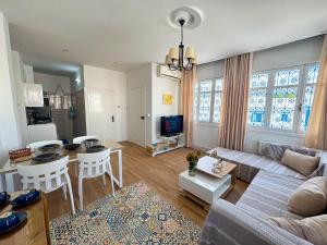 a living room with a couch and a table at L'hirondelle bleue in Tunis