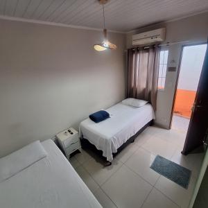 a small bedroom with a bed and a window at Hospedagem Henri Dunant in São Paulo