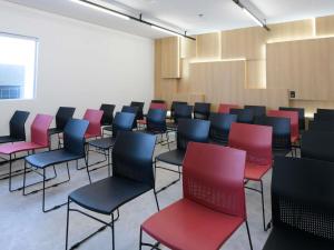 a room with rows of chairs in a classroom at Ibis Caruaru in Caruaru