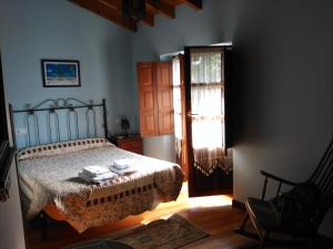 Giường trong phòng chung tại Casa Rural Casa Azul