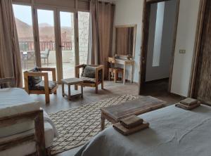 a bedroom with a bed and a balcony with a view at Villa A'Kabar Guest House in Aït Benhaddou