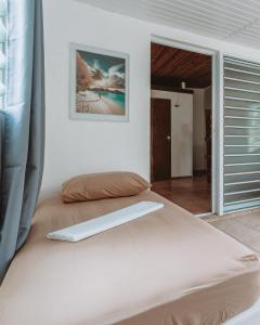 a bedroom with a large bed in a room at Sacado Moorea Auberge de jeunesse Youth Hostel non climatisé no AC in Irioa +35 photos