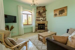 a living room with a couch and a fireplace at Villa Aethra in Riglia