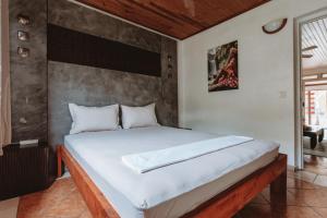 a bedroom with a large bed in a room at Sacado Moorea Auberge de jeunesse Youth Hostel non climatisé no AC in Irioa