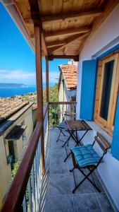 a balcony with chairs and a view of the ocean at BlePelagos house in Glossa