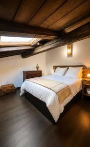 a bedroom with a large bed in a attic at Casa do Tio Zé Montesinho in Montezinho