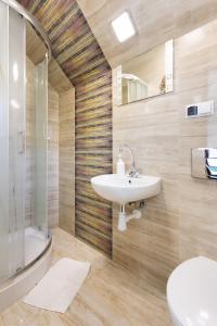 a bathroom with a sink and a shower and a toilet at Dobra Miejscówka in Krynica Zdrój +44 photos