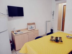 a room with a table with a yellow table cloth at Casa Lucia 2 - Sottomarina in Sottomarina