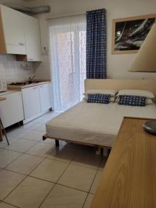 a room with a bed in a kitchen with a window at Casa Lucia 2 - Sottomarina in Sottomarina