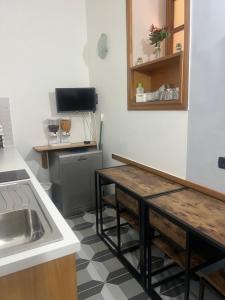 a kitchen with a counter and a sink and a counter top at Bell'e Buono vicino aeroporto di Capodichino in Naples