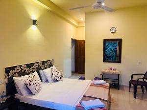 a bedroom with a bed and a clock on the wall at Goldern Gate in Kandy
