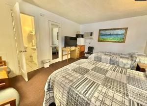 a hotel room with two beds and a bathroom at Flora Motel in Flora