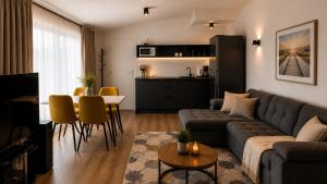 a living room with a couch and a table at Pärnu Saunamaja saun, aed, mere lähedal ja tasuta parkimine in Pärnu