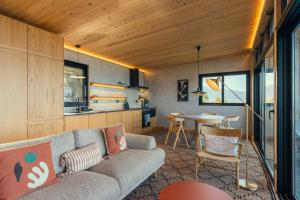 a living room with a couch and a table at Casa do Incenso in São Roque do Pico