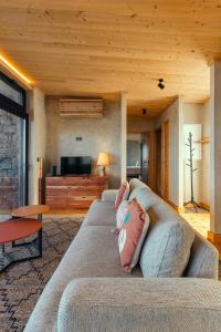 a living room with a couch and a television at Casa do Incenso in São Roque do Pico