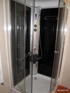 eine Dusche mit Glastür im Bad in der Unterkunft Júlia Vendégház in Tar