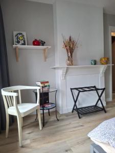 a living room with a chair and a table at B&B Pied à Pieter in Maastricht