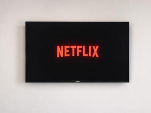 a television screen with the words netflix on it at Pensiunea Alpin Marisel Self Check-in in Mărişel