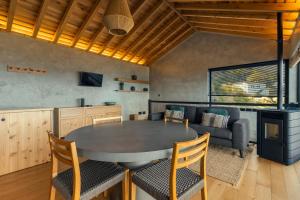 a kitchen and dining room with a table and chairs at Casa da Rocha in Terra Alta