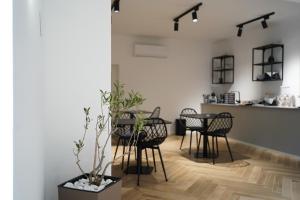 a dining room with chairs and a table and a counter at Silia's Place rooms & breakfast in Ripi