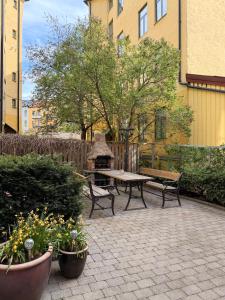 eine Terrasse mit Picknicktisch und Kamin in der Unterkunft Harmony in Oslo
