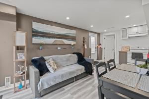 a living room with a couch and a kitchen at Entire 5 bedrooms House 14 guests in Barrie
