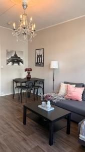 ein Wohnzimmer mit Sofa und Tisch in der Unterkunft Harmony in Oslo