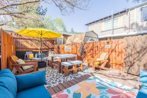 a patio with a table and chairs and an umbrella at Sunshine Loft in Wrightwood