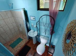a bathroom with a shower and a toilet and a sink at Finca Paz y Flora in Drake