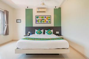 a bedroom with a large bed in a room at Treebo Kuber Palace with Swimming Pool in Mahabaleshwar +33 photos