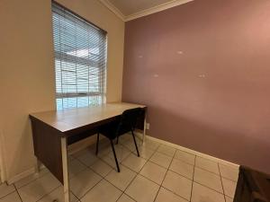 a desk with a chair in a room with a window at Gorgeous Holiday Home in Monte Vista +9 photos