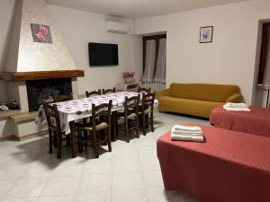a living room with a table and chairs and a couch at Foresto Case Vacanza in Volta Mantovana