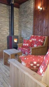 Habitación con fogones, almohadas rojas y mesa. en Gîte Mont Joly, en Saint-Gervais-les-Bains