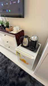a kitchen counter with a microwave and a tea kettle at دار طيبة in Medina