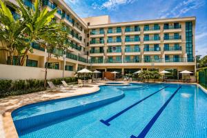 a hotel with a swimming pool in front of a building at Quality Hotel & Suites Brasília in Brasília