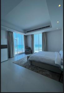 a bedroom with a bed with a view of the ocean at شاليهات الجوهرة in Fins +13 photos