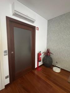 a room with a door and a fire hydrant in a room at Vila Praia House in Vila Praia de Âncora