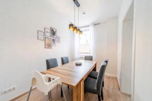 a dining room with a wooden table and chairs at Geräumige 3-Zi Stadtwohnung für 8 mit Parkplatz in Coburg +16 photos