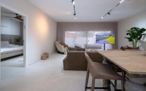 a living room with a table and a couch at אלאיה סוויטות יוקרה in Shomera